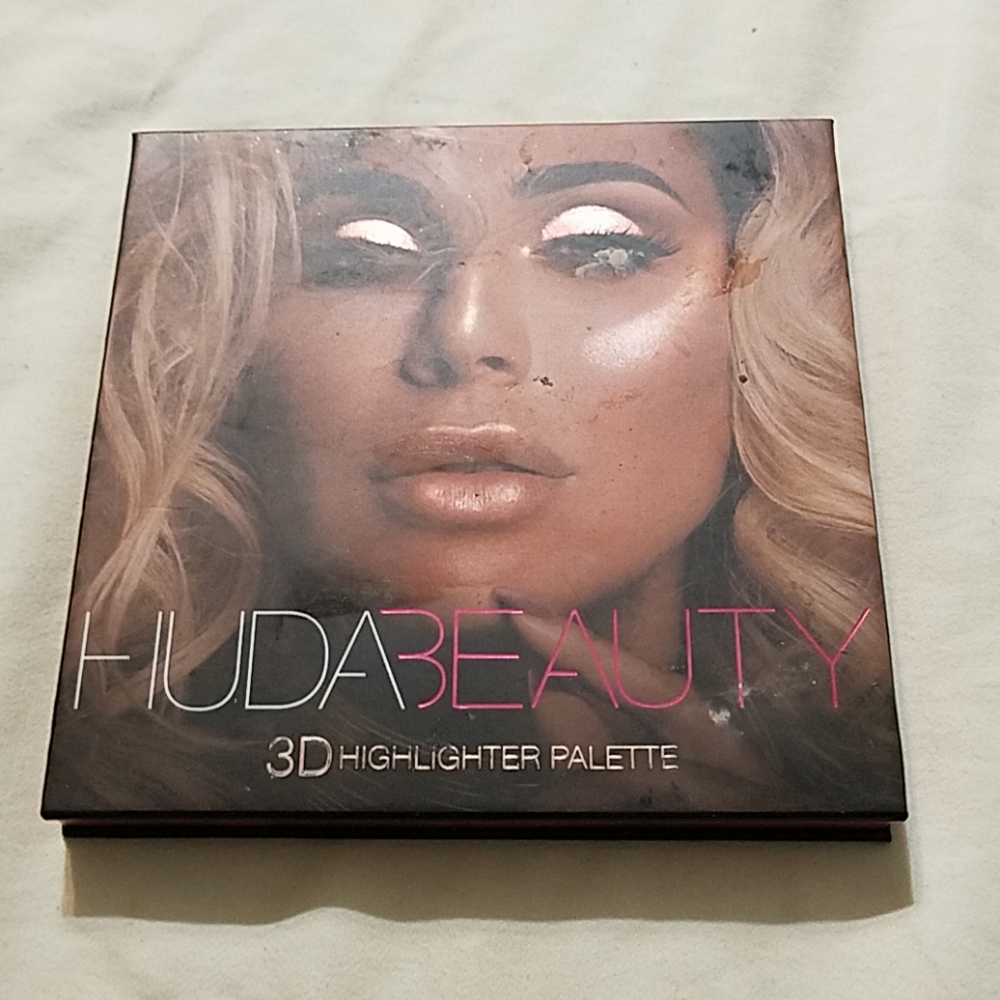 Huda Beauty 3d highlighter palette